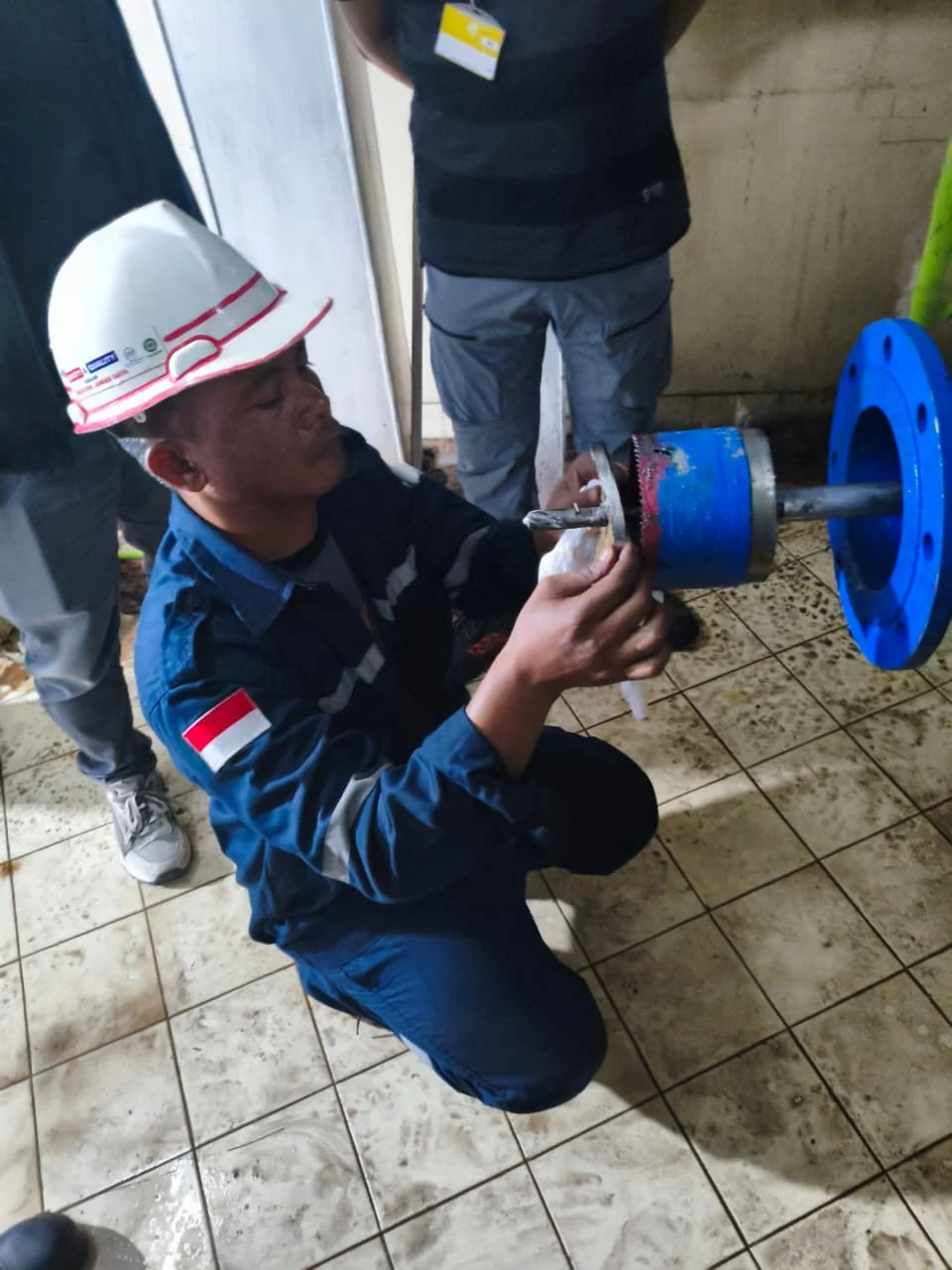 Peralatan dan pekerjaan perpipaan sebagai ilustrasi aspek keselamatan hot tapping