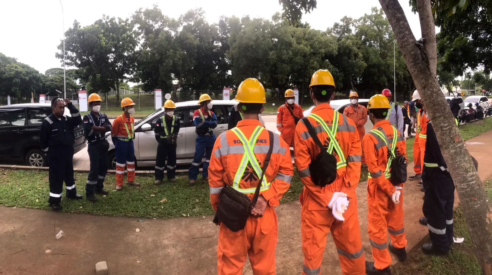Tim lapangan mengenakan seragam oranye dan alat pelindung diri saat kegiatan lapangan